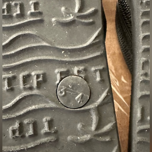 Children’s Place Boys Size 3/4 flip flops - Picture 2 of 2